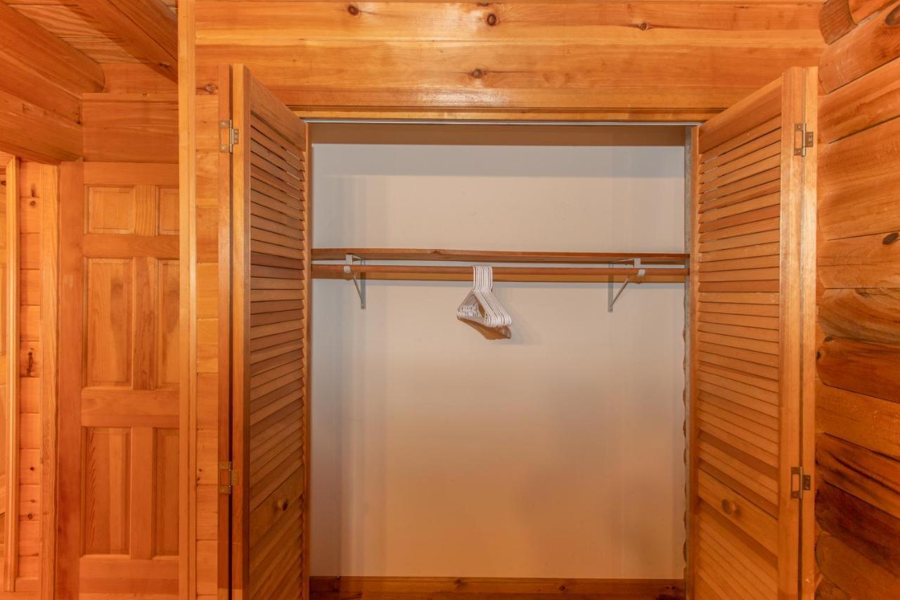 Treetops Cabin Easy To Asheville With Fast Wifi And Great View Swiss Bagian luar foto